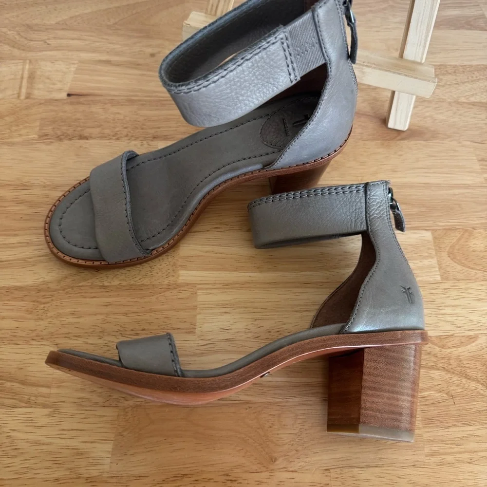 Frye Brielle Back Zip Block Heel Leather Block Gray Women's Sandals Size 6